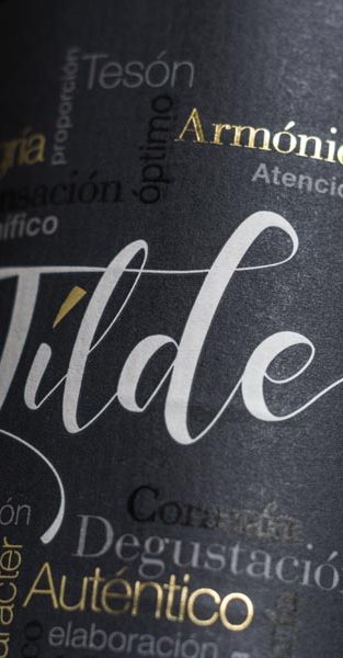 Detalle de etiqueta del vino Tílde Crianza